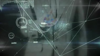 Avuç içi kaldıran ve uygulama simgelerini çağıran uygun bir adam dönen 3 boyutlu küp resimleme ağı oluşturur. Teknoloji, yenilik, sanal, geleceksel, dijital, bağlantı, görselleştirme