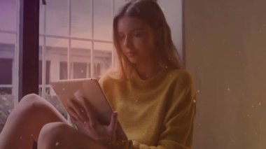 Kadın kullanıcı tablet ekranı tıklaması ve sürüklenen ışık örtülerini teknoloji sahnesinde gözden geçirmek için etkinleştiriyor. Rahat, düşünceli, doğal, rahat, modern, huzurlu, iç mekan.