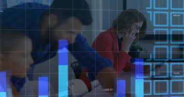 İş arkadaşları, veri analizi için dokümanları yayıyor, telefonları dinliyor, haritaları ve ısı haritasını çıkartıyorlar. Şirket, işbirliği, analitik, teknoloji, modern, strateji, ilerleme