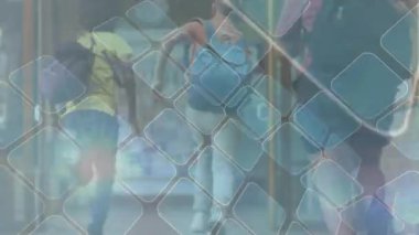 Çan çalıyor, sırt çantalı çocuklar çıkışa doğru koşuyor. Oyun alanı, hareket, çeşitlilik, eğitim, gençlik, enerji, koridor