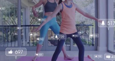 Anne ve kızı ellerinde Savaşçı II yoga tutarak içeri giriyor nişan büyümesini takip eden ikonları aktifleştiriyor. Fitness, yapıştırma, farkındalık, sağlık, açık hava, dinginlik, egzersiz