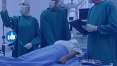 Cerrahi ekip serum takıyor ve notları tıbbi kumaş üzerinde çoğalan ikonlar olarak gözden geçiriyorlar. Tıbbi, sağlık, işletme, klinik, takım çalışması, steril, profesyonellik