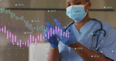 Hemşire eldiven manşeti tutuyor ve steril koruma için eldiven takıyor, pembe deniz mavisi finans tablolarıyla. Tıbbi, sağlık, klinik, profesyonel, hijyen, hassasiyet, kısır