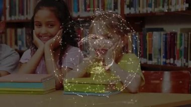 Çocuklar kitapları istifliyor ve masanın üzerinde parlayan ağ küresinin oluşumunu izliyor, eğitimi keşfediyorlar. Öğrenme, takım çalışması, yenilik, bağlantı, merak, keşif, işbirliği