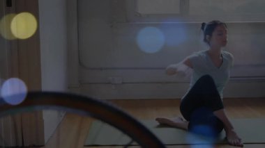 Yoga hamlesi ve bükülme sırasında dönüşleri vurgulayan hareketli okları başlatan kadın. Sağlık, esneklik, farkındalık, egzersiz, dinginlik, denge, duruş