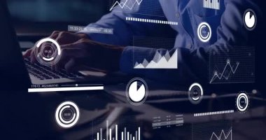 İş analisti, bilgisayar kullanarak animasyon çizelgelerini etkinleştirirken gözlük seçiyor ve verileri izliyor. Teknoloji, analitik, yenilik, veri görselleştirme, finans, verimlilik, profesyonel