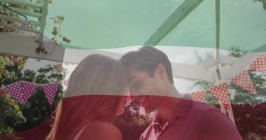 Çiftler karşılıklı gülümseme takınıp pergola kiraz kuşunun altına girerek pazarlama içeriği yaratıyor. Romantizm, samimiyet, açık hava, eğlence, mutluluk, kutlama, neşe