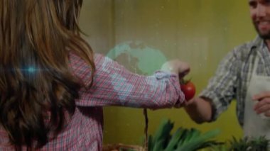 Tezgâhtan domates alan, domates satan, sepetin içine domates koyan, dünyanın altında parlayan biri. Pazar, tarım, tazelik, alım satım, kırsal, toplum, organik