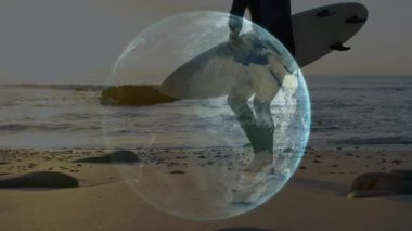 Hologram küresi beliriyor, sörfçü sörf tahtası taşıyor teknoloji gösterisi için güvenli bobin tasması taşıyor. Coğrafya, teknoloji, okyanus, macera, keşif, yenilik, manzara