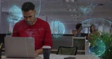 Teknik mühendis ofiste dizüstü bilgisayar yazıyor. Analiz için AR küreleri fırlatıyorlar. Meslektaşları rapor veriyor. Futuristik, işbirliği, yenilik, dijital, çalışma alanı, profesyonel, teknoloji