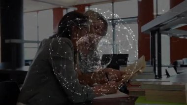 Çalışma ortakları sayfayı çevirerek ve kütüphanede notlar karalayarak, titreşim düğümlü dijital küreye neden olurlar. İşbirliği, beyin fırtınası, yenilik, eğitim, teknoloji, konsantrasyon, takım çalışması