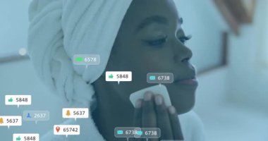 Sosyal medya ölçümleri yüzünden yükselirken bir kadın yanağına pamuk pedi yerleştirip deriyi temizliyor. Cilt bakımı, dijital, sağlık, güzellik, bencillik, minimalizm, dinginlik