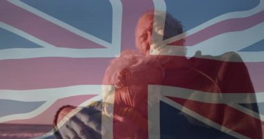 Üst düzey bir çift, kıyı şeridine doğru yürüyorlar. Sağlık bayrağını dalgalandırmaya başlıyorlar. Denizi kucaklıyorlar. Romantizm, arkadaşlık, açık hava, sükunet, dinginlik, olgunluk, doğa.