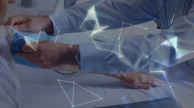 Doktor kol kaldırma, manşet atma, kelepçelerin üzerinde oluşan holografik küre, sağlık verilerini görselleştirme. Tıbbi, sağlık, teknoloji, dijital, analiz, yenilik, sağlık