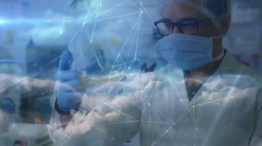 Erkek labaratuar bilim adamı şişeyi kaldırıyor, netliği inceliyor, dijital kaplama üretiyor ve şişeyi dolduruyor. Araştırma, yenilik, teknoloji, deney, moleküler, otomasyon, bilimsel