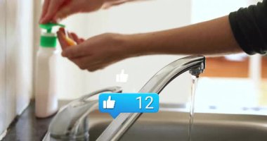 Mutfak lavabosunda sabun pompasına basan kadın, sağlık için köpüren kadın, onay sayısının artması. Hijyen, temizlik, temizlik, musluk, mutfak, yaşam tarzı, modern.