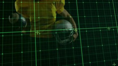 Erkek futbolcu, spor teknolojisi takibi için topu kaldırıyor ve yeşil şebekenin altına atıyor. Sporcu, spor, fütüristik, hareket, dijital, rekabet, teknoloji