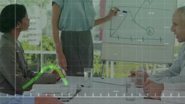 Sunucu, üst üste binen veri analizi sırasında mavi işaret ve grafik eğimleri algılıyor. Şirket, takım çalışması, sunum, analitik, işbirliği, modern, profesyonel