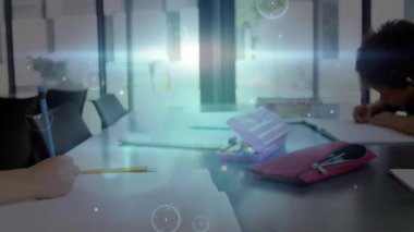 Masa başındaki öğrenciler kalemlerini batırıyor ve parlak çizgilerle eğitime yazıyorlar. Öğrenciler, eğitim, öğrenme, yaratıcılık, odaklanma, dijital, işbirliği