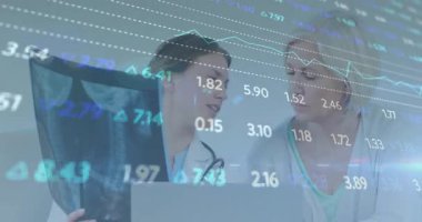 Doktor röntgen filmlerini alıyor ve çizelgeleri kaydırırken hastaya animasyonlu grafiklerle rehberlik ediyor. Tıbbi, analiz, teknoloji, sağlık, danışma, dijital, tanı