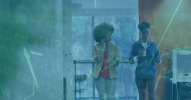 İki meslektaş çağrıya cevap veriyor ve yürüme koridorunda hareketli grafiklerle mali raporları tartışıyorlar. Kentsel, profesyonel, modern, işbirlikçi, enerjik, stil sahibi, çalışma alanı