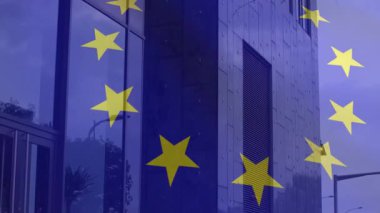 Yıldız örtüsü, kamera görüntüsü, kayan yıldızlar, büyüyen dallar, AB 'yi sembolize ediyor. Çağdaş, mimari, kentsel, yansıtıcı, metalik, minimalist, karamsar