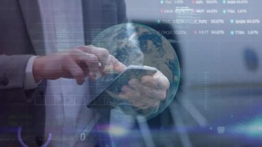 Finans analisti akıllı telefon ekranını dinliyor ve araklıyor. 3 boyutlu dünyayı döndürüyor ve grafikleri güncelliyor. Teknoloji, yenilik, veri görselleştirme, fütüristik, kurumsal, dijital, analitik