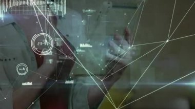 Tablet tıkırdayan ekranı tutan ve veri analizi için canlı ağ grafiklerini başlatan kadın. Teknoloji, yenilik, dijital, bağlantı, analitik, modern, profesyonel