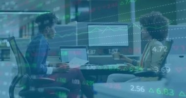 İki kadın bardakları yerleştiriyor ve grafiğe el kol hareketi yapıyor. Finans eğilimini incelerken bardakları değiştiriyorlar. İşbirliği, takım çalışması, iş, teknoloji, iletişim, modern, profesyonel