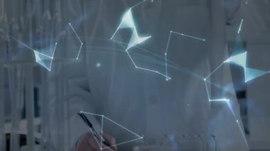 Kıdemli bilim adamı laboratuvar araştırmaları için deney tüpü yazıyor ve tutuyor. Yenilik, biyoteknoloji, görselleştirme, veri, keşif, dijital, keşif