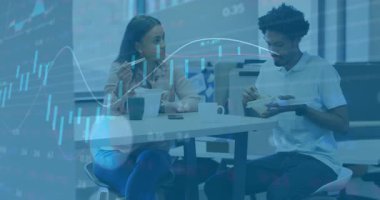 Ofisteki iş arkadaşları yemek servisleriyle geliyorlar, yemek çubukları ve çatalla yemek yiyorlar. İşbirliği, takım çalışması, gündelik, çağdaş, iletişim, yemek, iş yeri