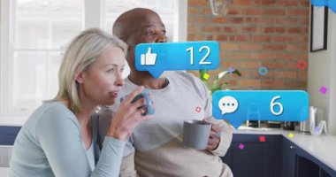 Birkaç kişi mutfak tezgahında kahve yudumluyor ve sosyal medya ikonları etrafta uçuşuyor. Grup, yaşam tarzı, dijital, kutlama, samimi, samimi, modern