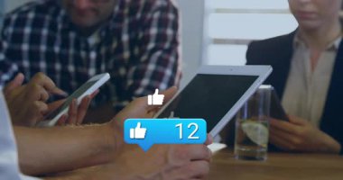 Akıllı telefonları dinleyen, tablet tutan, yüzen şeyler üreten ekip iş seanslarında sayılıyor. İşbirliği, dijital katılım, modern ofis, takım çalışması, iletişim, teknoloji, üretkenlik