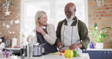 Adada biber doğrama ve karıştırma sosu. Animasyon etiketleri yemek hazırlıklarını yönlendiriyor. Mutfak, aşçılık, hazırlık, yerli, sanatçılık, işbirliği, kırsal