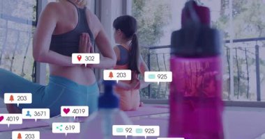 Anne ve kızı yoga yapıyor balkonda ters dua ediyor sosyal medya simgeleri oluşturuyor. Sağlık, aile, açık hava, uyum, farkındalık, fitness, bağlantı