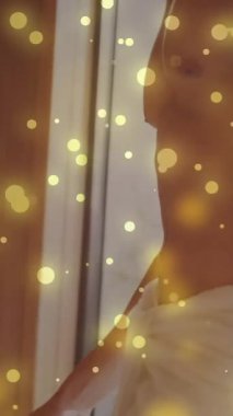 Saunada üstsüz dolaşan altın parçacıklar. Rahatlama, sağlık, gençleşme, buhar, terapi, sükunet.