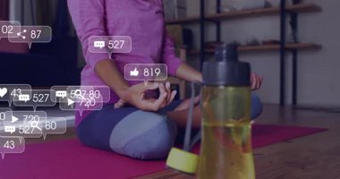 Matta üzerinde Mudra 'yı tutan olgun bir kadın gövde ölçümleri gösteren sosyal medya simgelerini başlatıyor. Meditasyon, farkındalık, sağlık, iç mekan, modern, dijital, katılım