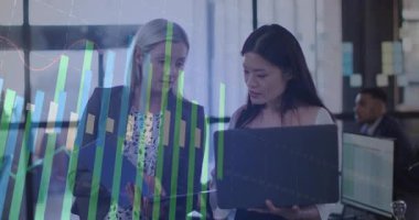 Analizci tableti tıklatıyor ve bilgisayardaki ölçümleri gözden geçirirken finans tablolarını etkinleştiriyor. İşbirliği, takım çalışması, teknoloji, veri analizi, modern ofis, iş adamları, dijital arayüz