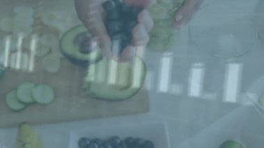 Yaban mersini kasesi etkinleştirme grafiğine uzanan ve sağlıklı atıştırmalıklar için kavanoza böğürtlen döken bir kadın. Sağlık, beslenme, sağlık, dijital, modern, yaşam tarzı, canlılık