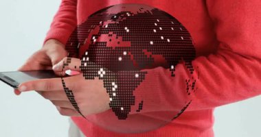 Kırmızı kazaklı bir adam ekran döndürme cihazı kullanıyor. Teknoloji tanıtımı için dünyayı senkronize ediyor. Teknoloji, yenilik, dijital, gelecekçi, iletişim, küresel, dokunmatik ekran