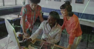 Tasarım ekibi tasarım incelemesi sırasında DSLR 'ı yakalayıp resimleri seçerek fareye tıklıyor. İşbirliği, çalışma alanı, yaratıcılık, teknoloji, beyin fırtınası, ofis, proje