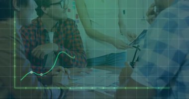 Hoparlör kaldırma tableti bisiklet grafiğini gösterirken grafikler üzerinde çalışan tasarım ekibi. İşbirliği, takım çalışması, analiz, teknoloji, yenilik, veri güdümlü beyin fırtınası