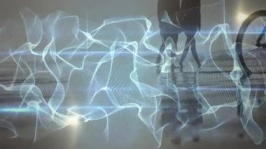 Ağlar parıldıyor, gölgeler yüzeye çıkıyor, baba ve oğul motorlara çıplak ayakla yürüyor, demo teknolojisine gidiyor. Şeffaf, birlik, huzur, minimalist, bağlantı, doğa, teknoloji