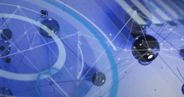 Başlangıçta metal küreler çizgiler boyunca hareket ederken, siyan kavisler ağ geometrisini görselleştirir. Virtüalizasyon, fütüristik, teknoloji, bağlantı, dijital, yenilik, minimalist