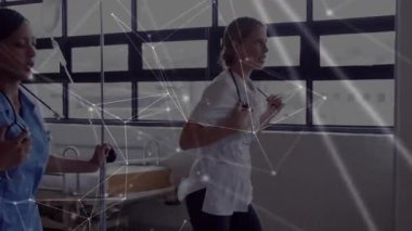 İki tıbbi personel koşu bandına çıkıyor ve eğitim için görsel verileri üst üste koşu yapıyorlar. Tıbbi personel, klinik eğitim, sağlık teknolojisi, fitness, takım çalışması, yenilik, modern hastane