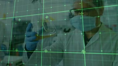 Kimya laboratuvarında tarama ızgarası altında çözelti rengini inceleyen bir bilim adamı nezarethaneye giriyor. Teşhis, yenilik, araştırma, teknoloji, analitik, hassasiyet, işbirliği