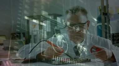 Elektronik mühendisi PCB ile sanal grafik üzerinden veri takibi yapan kırmızı siyah sondalar ile temas kuruyor. Teknoloji, yenilik, tanı, fütürizm, kesinlik, mühendislik, veri görselleştirme
