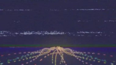 Donanma alanından başlayarak, statik bantlar yer değiştirirken nokta kümesi titreşiyor ve arıza çıkarıyor. Soyut, dijital, aydınlık, dinamik, fütürist, arıza, animasyon