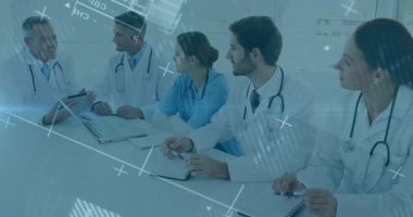 Tıbbi ekip elinde tablet bulunan doktoru takip ediyor. Verileri özetliyor, onaylanmak için animasyon çizelgeleri hazırlıyor. Profesyonel, işbirliği, sağlık, analiz, karar verme, takım çalışması, yenilik