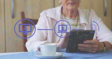 Üst düzey kadın elinde tablet tutuyor ve akıllı telefon dizüstü bilgisayarı senkronizasyonu ile teknoloji ağı kuruyor. Teknoloji, bağlantı, son sınıf, dijital, akıllı, yenilik, modern